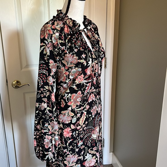 H&M size 12 printed dress with pockets.  Soft.  Light.  Airy.  Very comforting - Picture 2 of 7